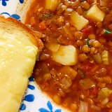 鍋で作るレンズ豆スープ